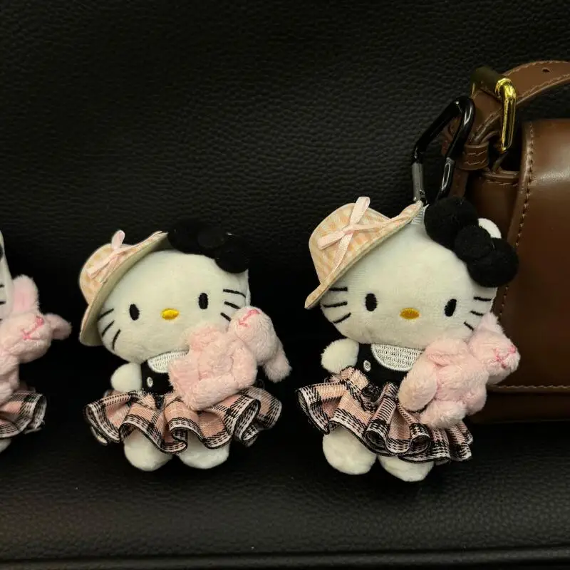 Urocza pluszowa zabawka Sanrio Hello Kitty z króliczkiem do przytulania, breloczek z płaszczem w kratę, dekoracja do plecaka, prezent urodzinowy dla dziewczynki na święta.