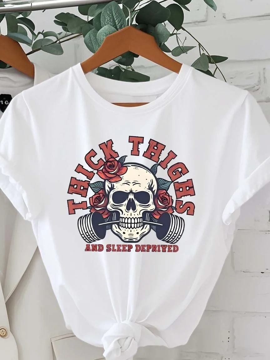 Top de talla grande con motivo de calavera de moda con rosas y pesas para moda - Vibes delanteros