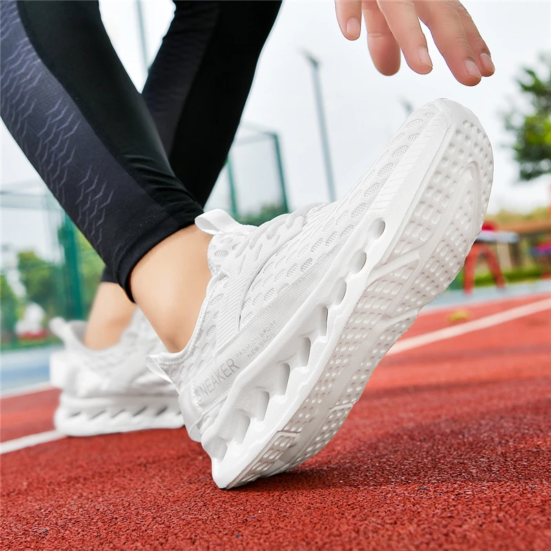 Gran oferta de zapatillas informales blancas, zapatos de hoja para hombre y mujer, talla grande 46, zapatillas para correr ligeras y transpirables, zapatillas deportivas de tenis de malla para hombre