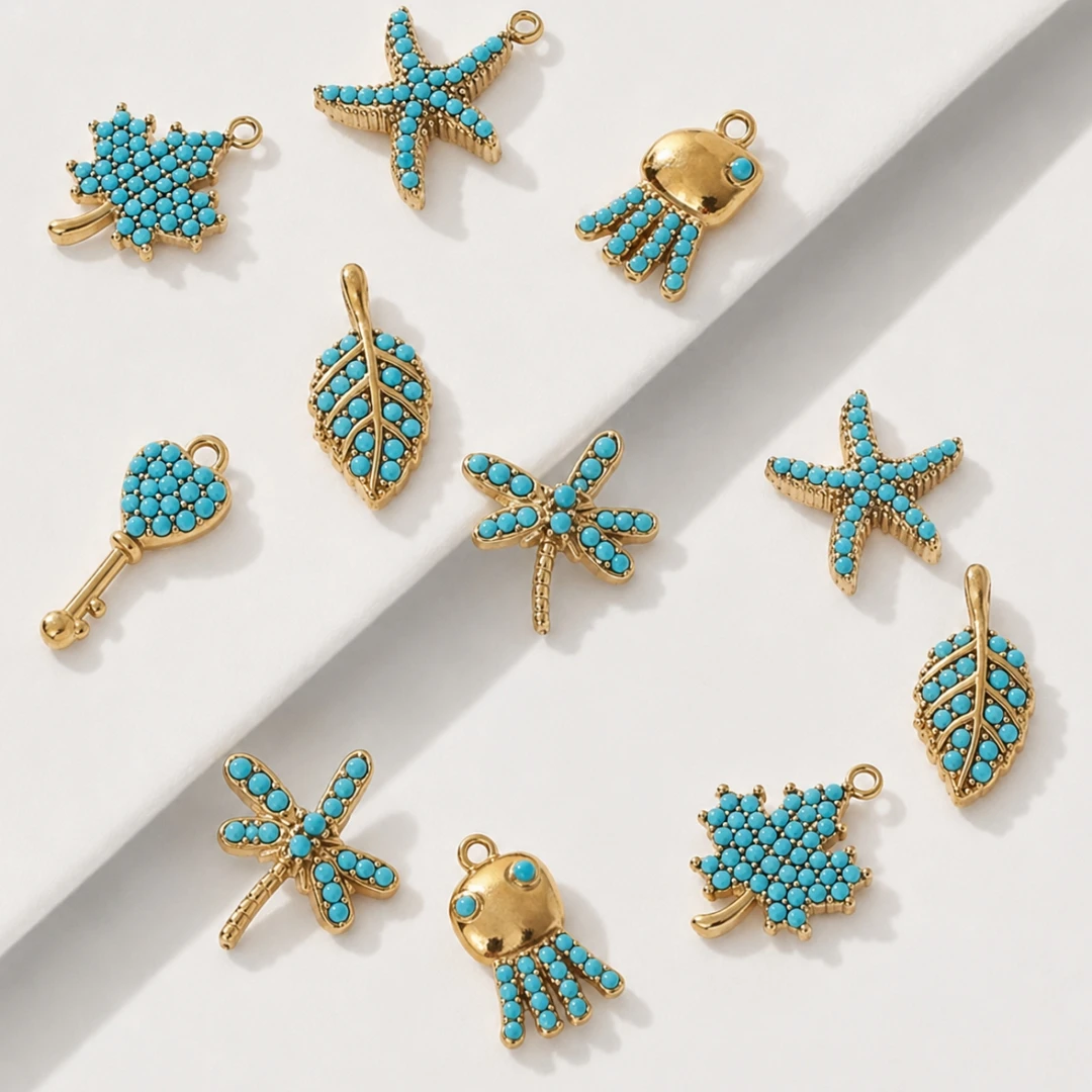 2 Stück Micro-Pave-Anhänger mit blauen Zirkonia-Steinen in Form von Schlüssel, Herz, Meeresschildkröte und Libelle, 18K vergoldeter Edelstahl, DIY-Schmuck