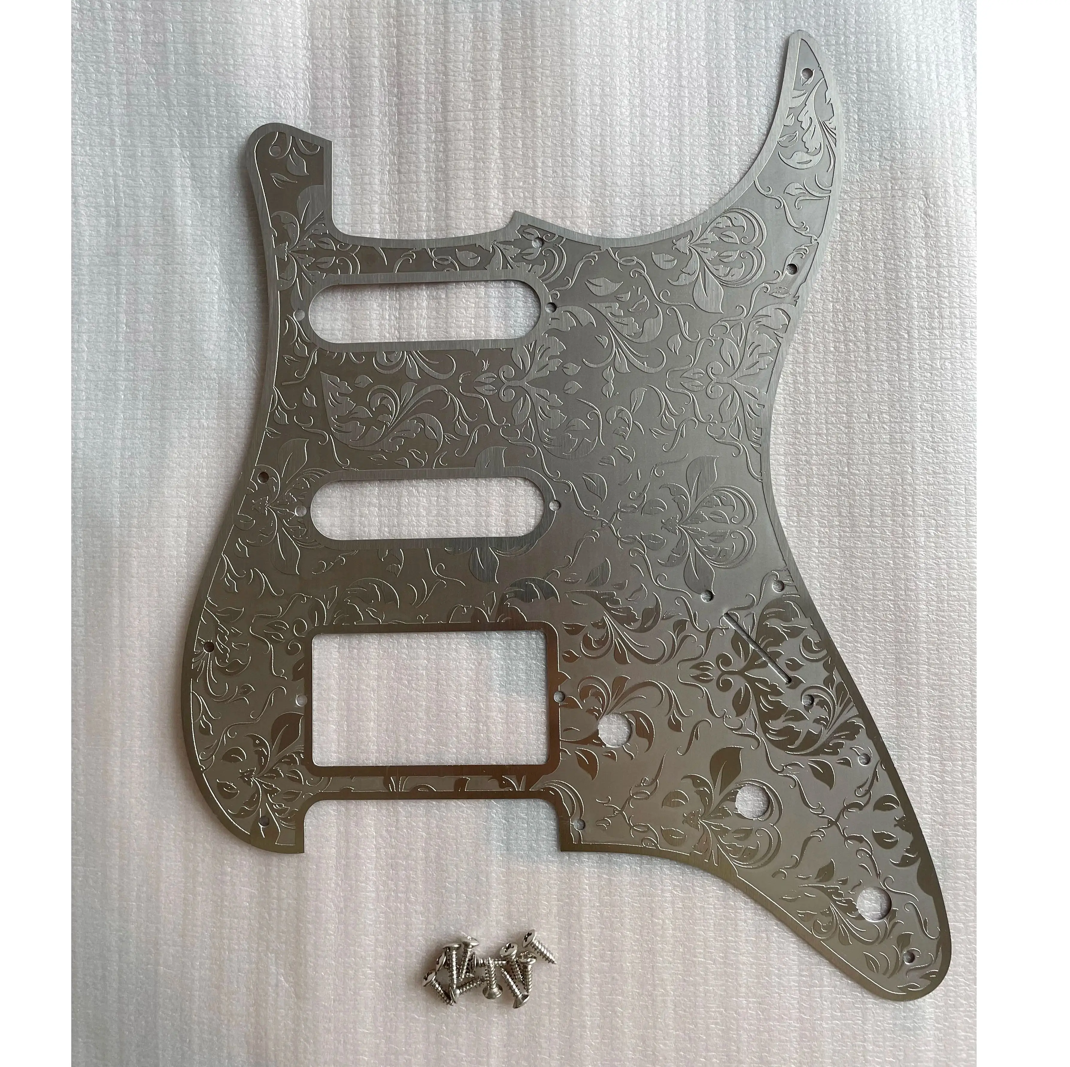 Costom Metal Pickguard 11 delik 3 kat elektrik gitar Pickguard oyma desen paslanmaz Scratch plaka SSS vidalar ile