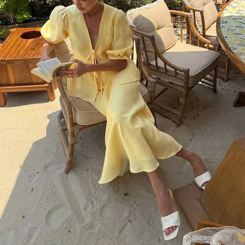 

Повседневные однотонные комплекты из двух предметов для отпуска, сексуальные топы с v-образным вырезом и пышными рукавами на шнуровке и полуюбки, простые комплекты во французском стиле для поездок на работу