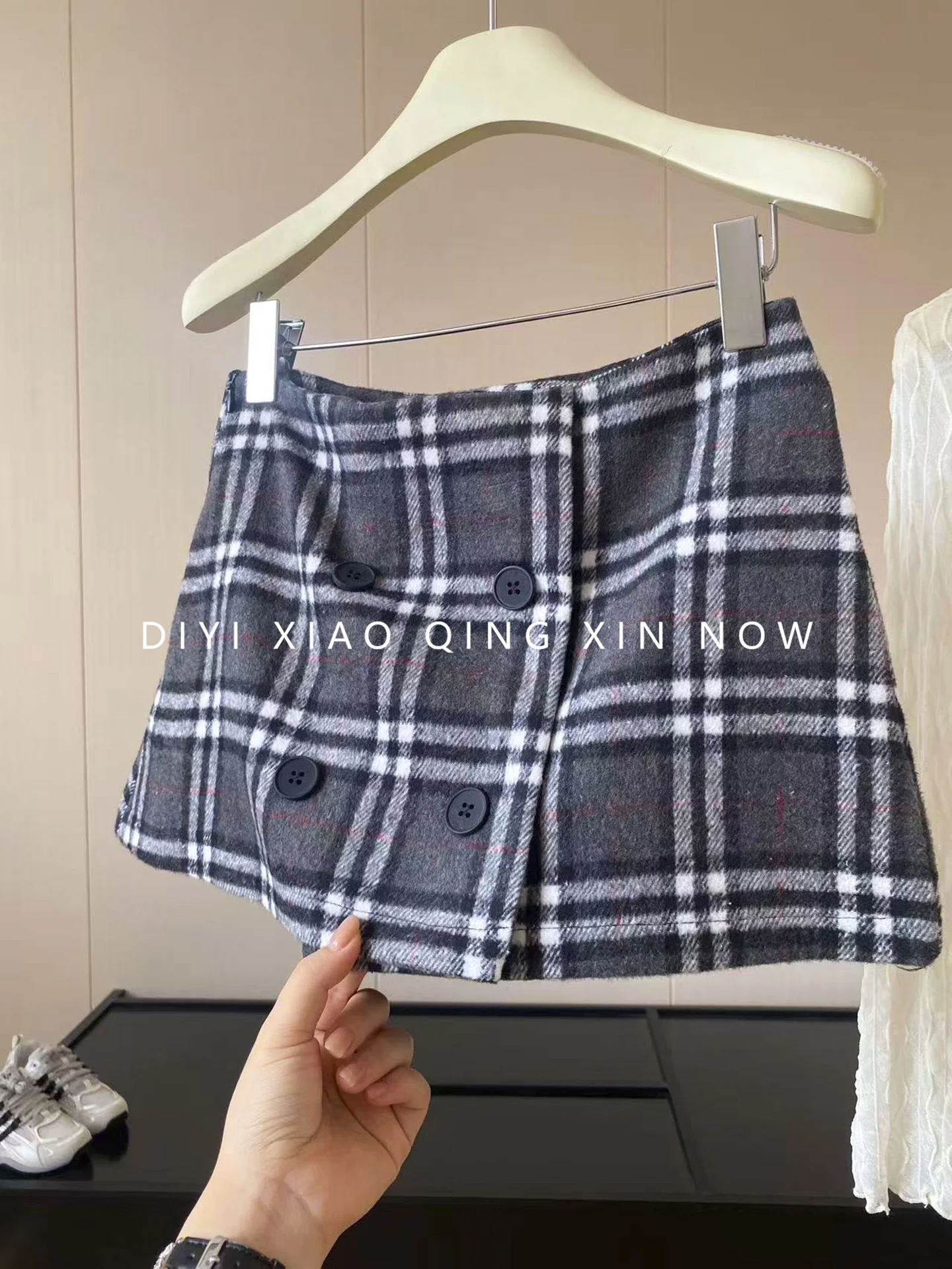 Retro Plaid Woolen  Skirt Women's Autumn Winter High Waist Slim A-Line Skirt Decorative Button College Style Skirt