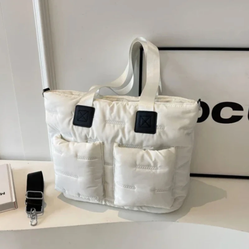 Bolsa tote casual de grande capacidade com zíper de cor sólida 2025 venda quente bolsa de ombro versátil de alta beleza macia simples bolsa de deslocamento