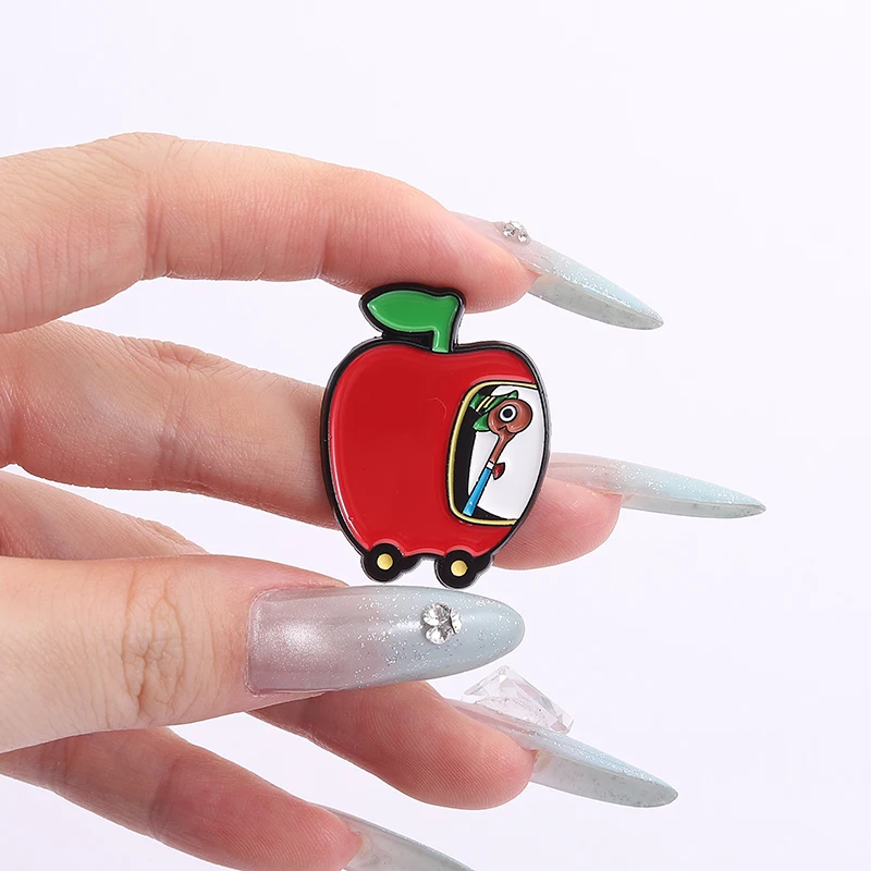 الكرتون الرسوم المتحركة أفلام المينا دبابيس منخفضة دودة أبل سيارة هوت دوج سيارة ماجيكال تاون دبابيس شارة التلبيب مجوهرات هدايا للأصدقاء