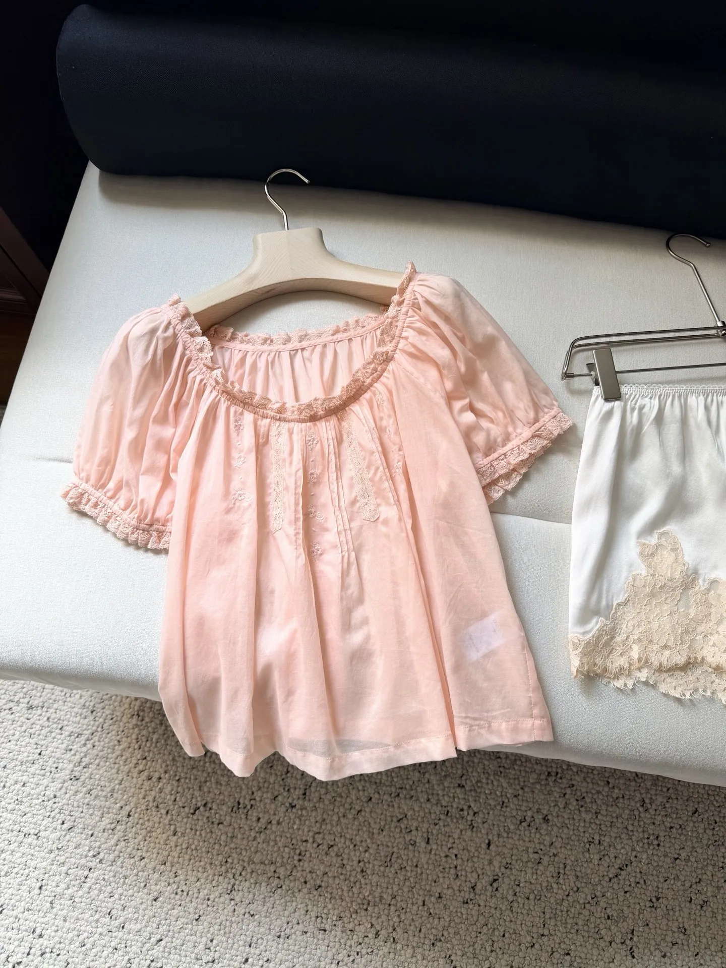 

Women Casual 2-Piece Set Lace Embroidery Patchwork Elastic Waist Silk Shorts + Floral Embroidery O-Neck Short Sleeve Cotton Tops