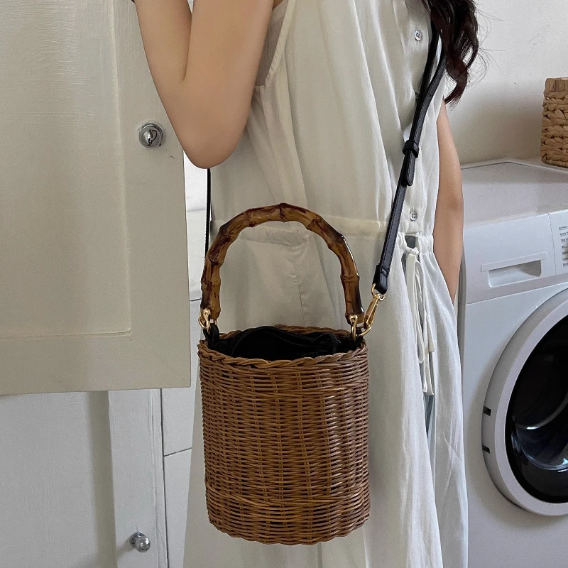 Bolso tipo cubo con asa de bambú Vintage, bolso de paja tejido bohemio para playa, cesta de hombro ajustable para el mercado, bolso cruzado de ratán