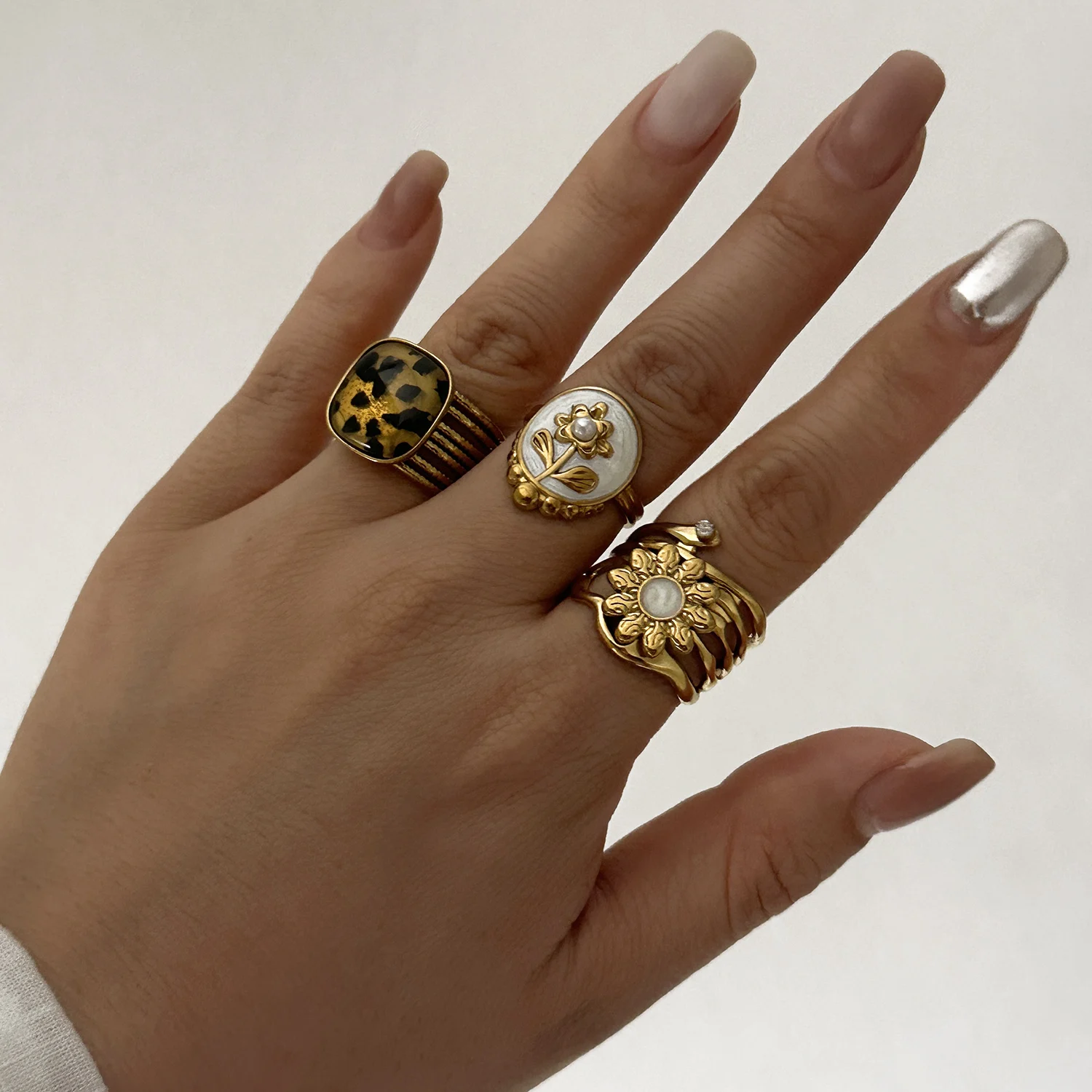 Vintage-Blumen-Leopardenmuster, offene Ringe aus PVD-beschichtetem Edelstahl, Set für Damen, Emaille-Blumenringe, Party- und Alltagsschmuck, Geschenk für sie. – Detail 4