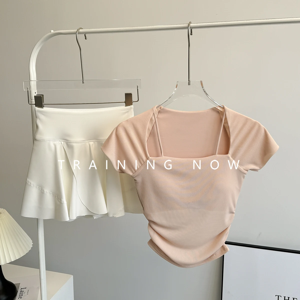 

Sports suit for women in summer 2025 new slim slim yoga fitness short sleeve short skirt fashionable and beautiful morning