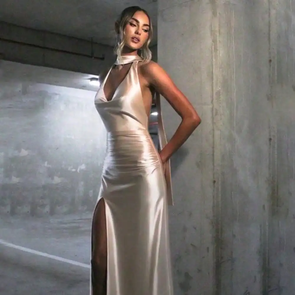 Elegancka satynowa suknia - drapowany dekolt w szpic i odkryte plecy z odpinanym szalem