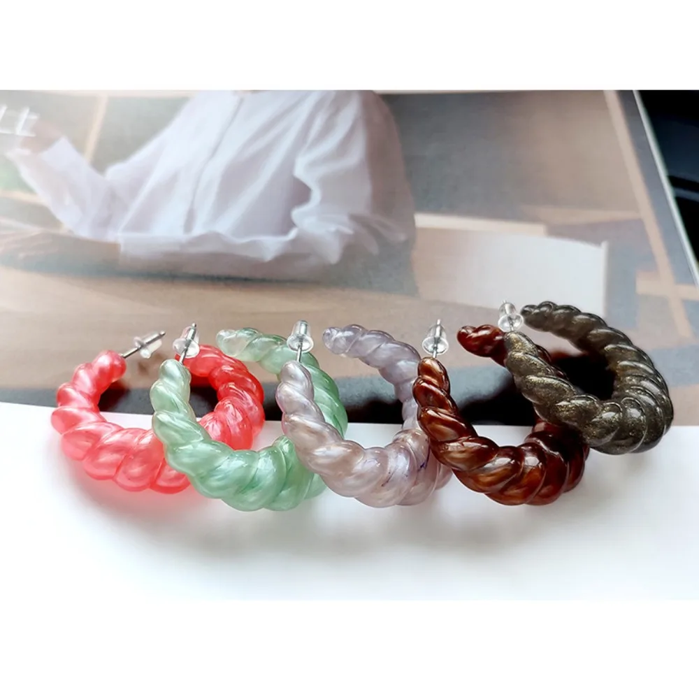 Trendy Spiral Twist Pearl Sense Shiny Shell Color Acrylic Earrings Twisted Pattern Wavy C-shaped Resin Earrings Hoops