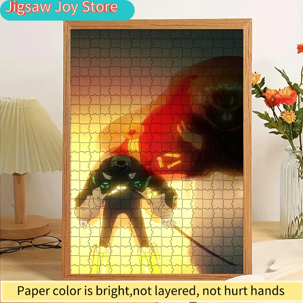 

Пазл из бумаги с изображением Ророноа Зоро из One Piece: Мощная поза трех мечников с красной аурой Хаки и фоном «Тень гигантского воина»