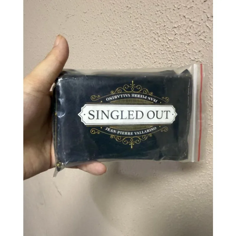 Singled Out (trucos e instrucciones en línea) de Jean-Pierre Vallarino, trucos de magia con cartas, ilusiones de mentalismo, diversión mágica de primer plano