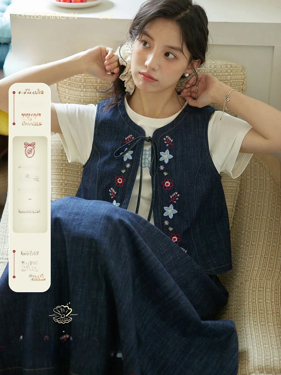 

Новинка! Летний модный комплект из денима с вышивкой: женский жилет с поясом и плиссированная юбка. Цельный комплект из двух предметов из хлопка с круглым вырезом.