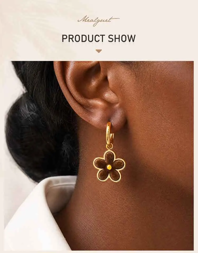 Y2K Blumen-Creolen für Damen und Mädchen, mit geflocktem Gänseblümchen-Anhänger, hypoallergener Edelstahl, modischer Schmuck – Detail 1