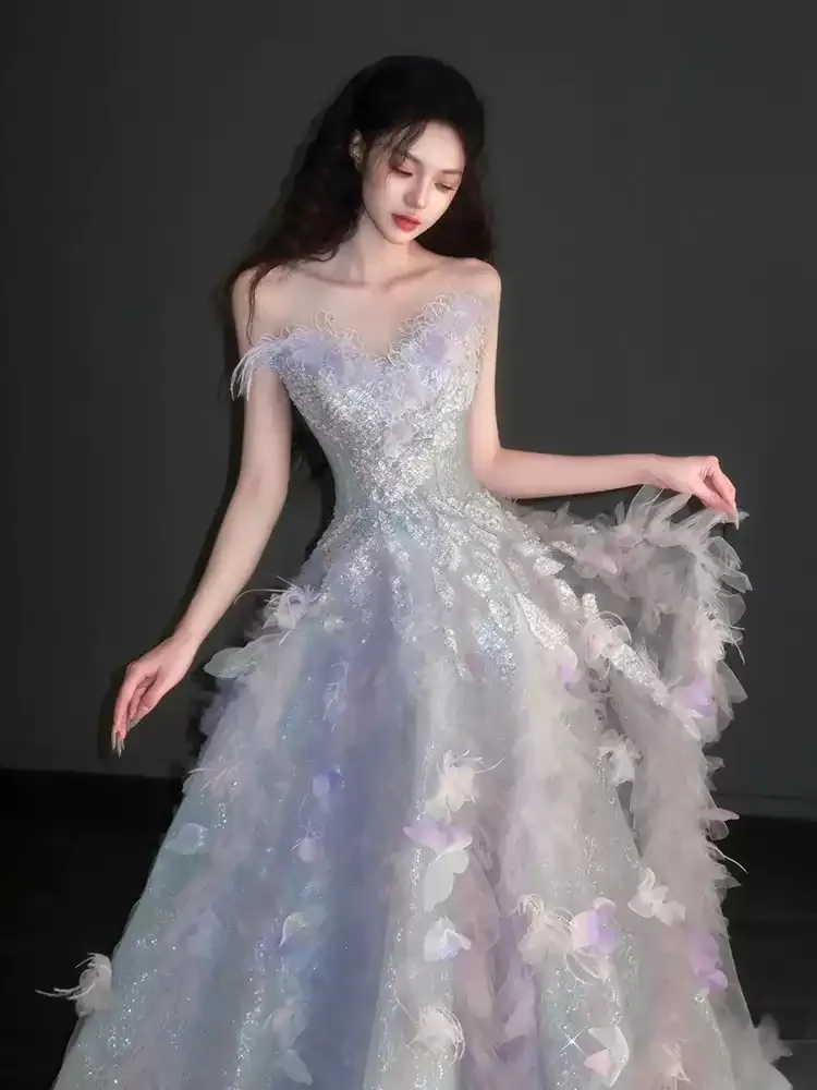 Auffälliges Abendkleid, glänzende Pailletten mit Schmetterlingen, Applikation mit Perlen, Ballkleid, Partykleider, Schnürung am Rücken