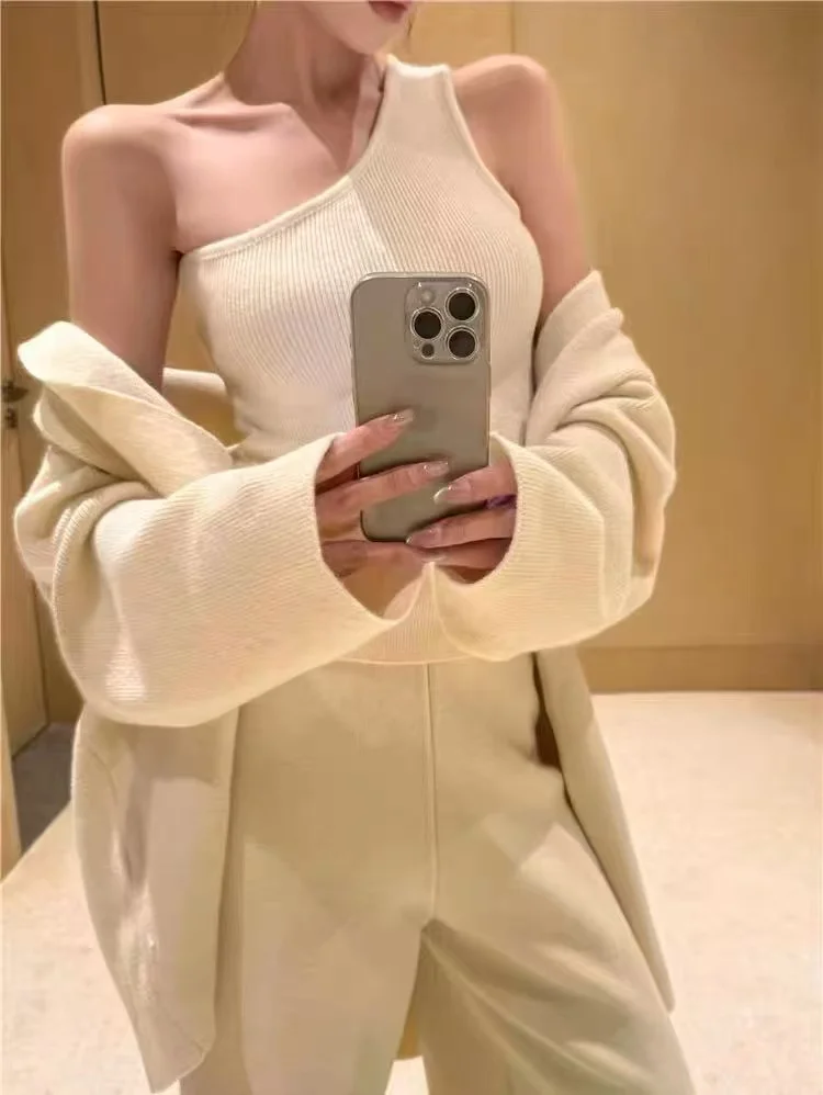 مجموعة سترة محبوكة فرنسية جديدة وبسيطة وراقية لخريف 2025 تتميز بثلاث أنماط جديدة: سترة وسترة و