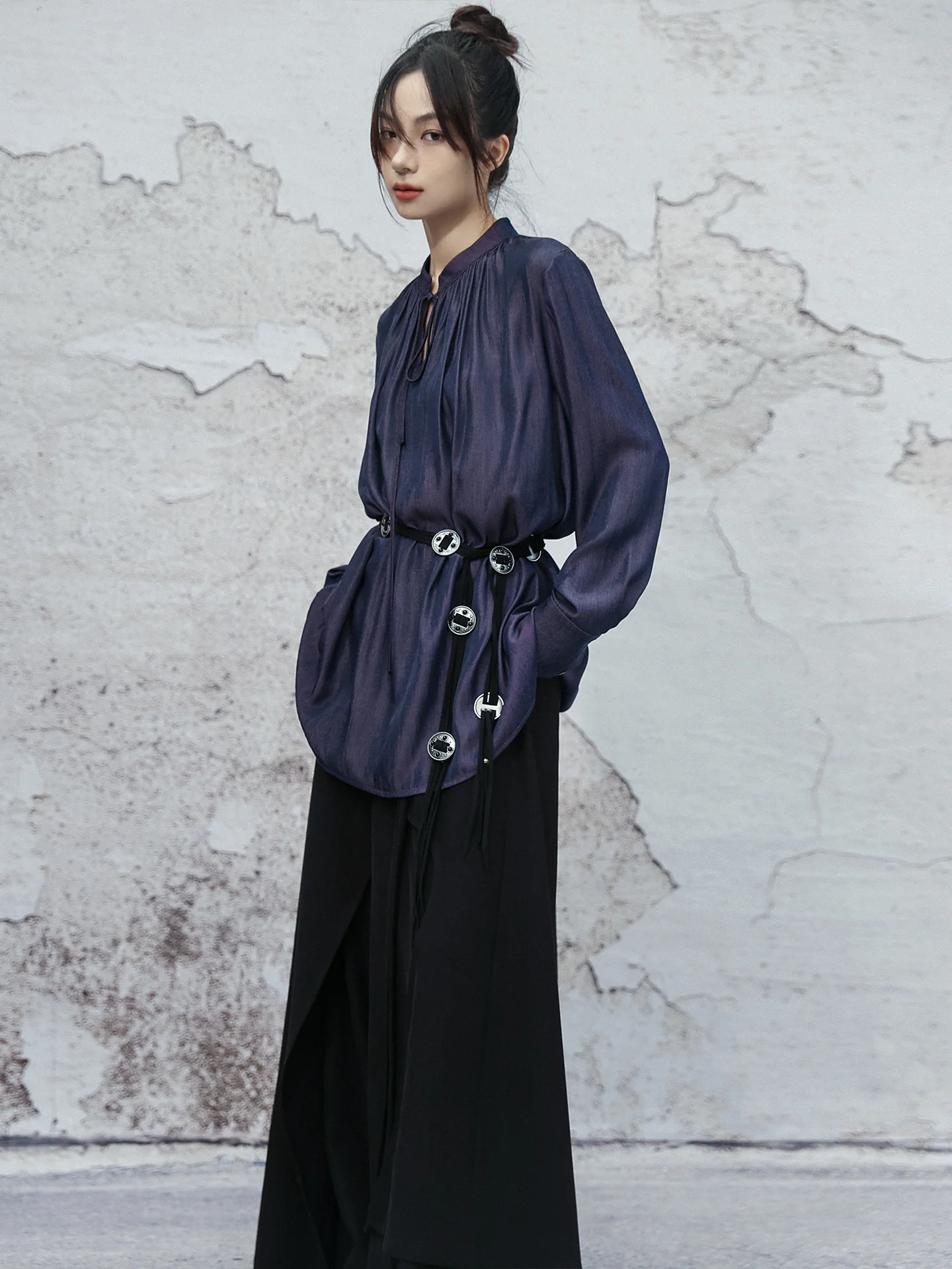 

New Chinese Sle Loose Fit irt Women's Autumn New Loose T Top with Pleats And Belt Purple Stand Collar Pearl ine