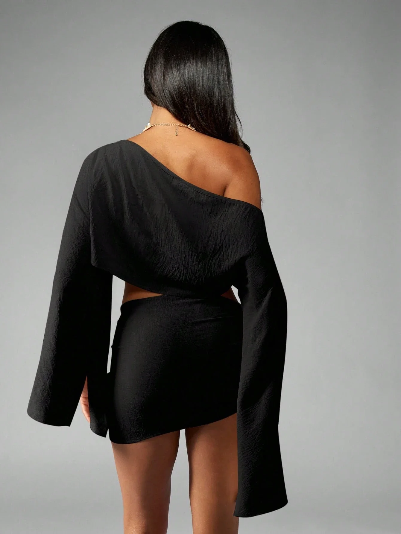 

Черный укороченный топ с открытыми плечами и мини-юбка с расклешенными рукавами для летнего пляжного отдыха