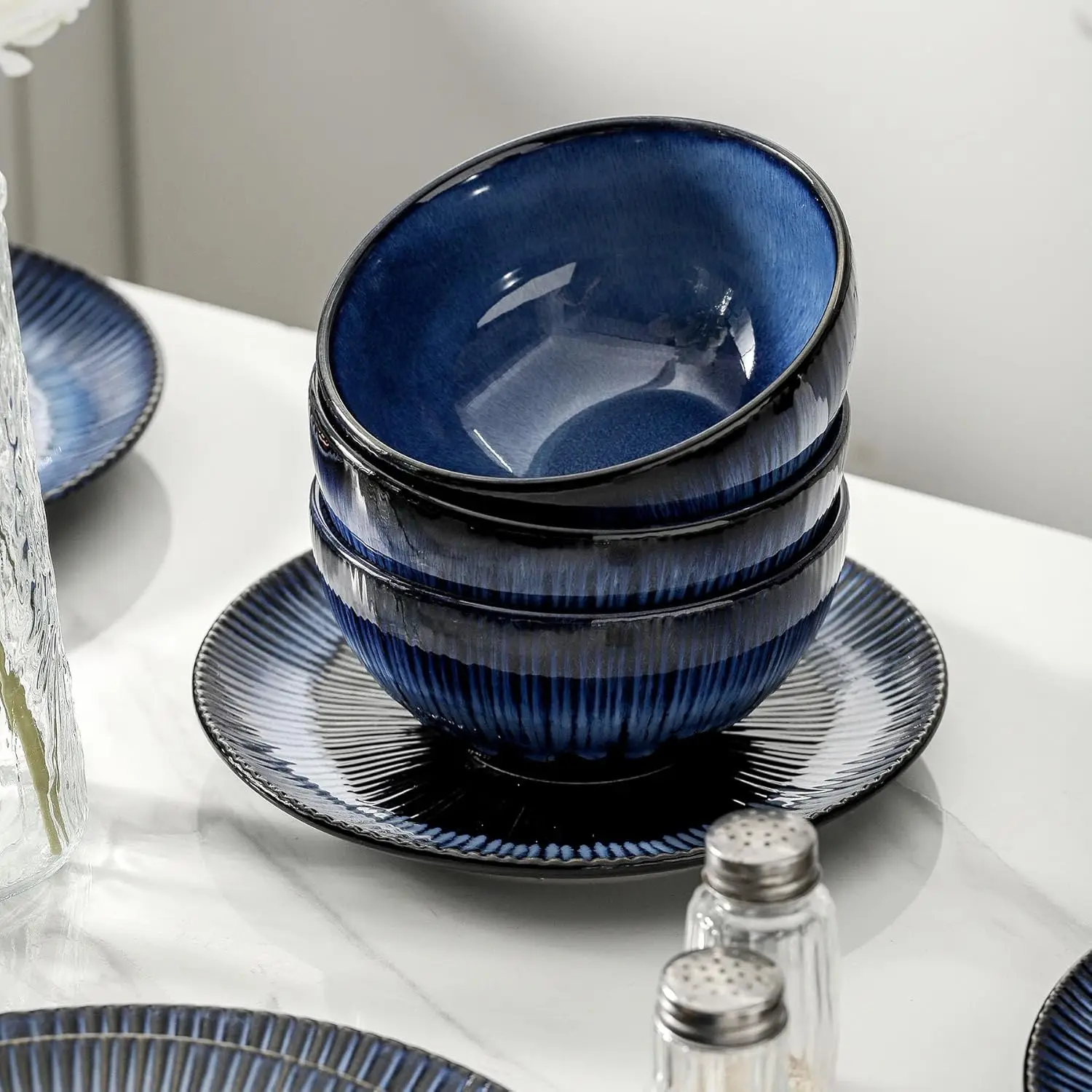 طقم أواني طعام سيراميك مكون من 16 قطعة، أطباق، أكواب للحفلات، آمنة للاستخدام في الميكروويف وغسالة الأطباق، طلاء تفاعلي (نيبولا أزرق)