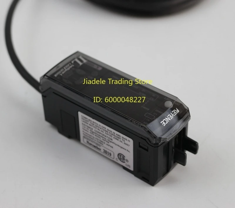 IL-1000   laser sensor no voltage input 10-30VDC  open-collector output NPN  PNP can be switched new and original IL-300