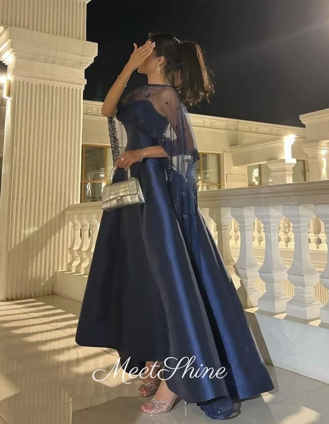 فساتين سهرة عصرية باللون الأزرق الداكن على شكل حرف A ورقبة قارب مع فساتين سهرة من الساتان قابلة للفصل في المملكة العربية السعودية حسب الطلب