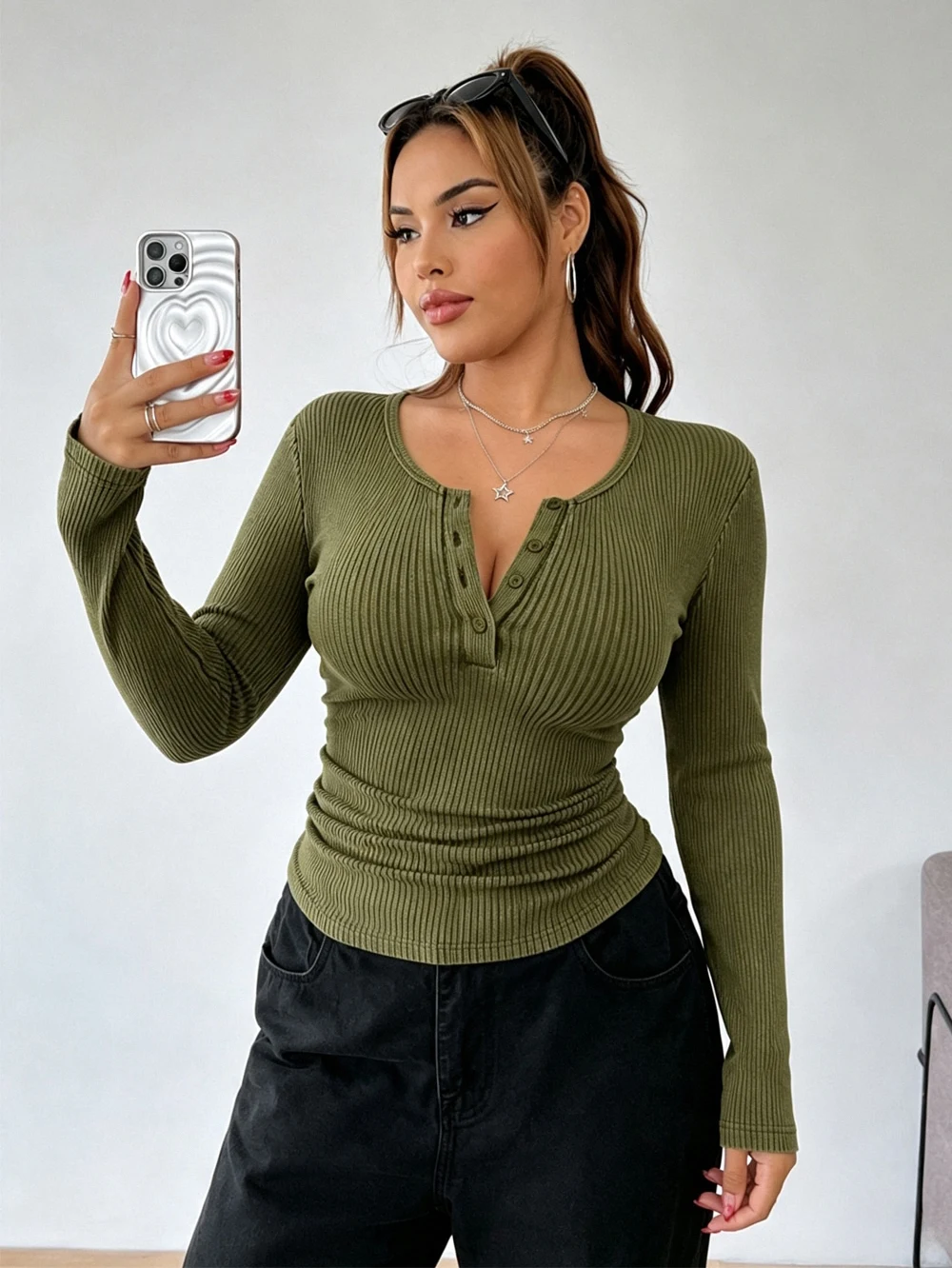 Plus-size Olive Green Half-Zip Long-Sleeve Raglan T-Shirt; a Slim-Fit Style Suitable for Autumn—Perfect for Casual Everyday Wear view 3
