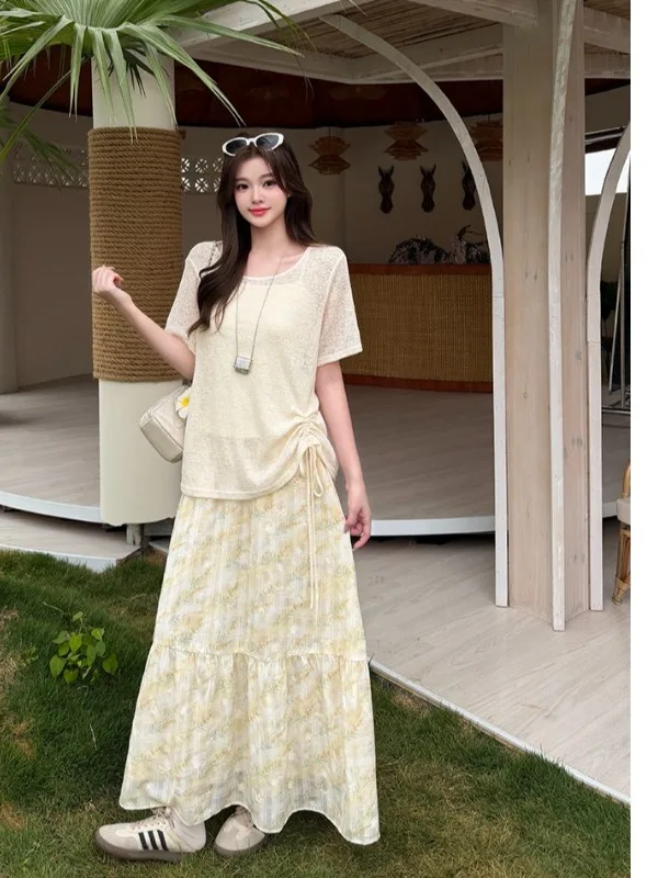 

Женский комплект больших размеров: трикотажный топ с коротким рукавом и завязками, многослойный, в нежном стиле, и юбка с высокой талией. Новинка лета.