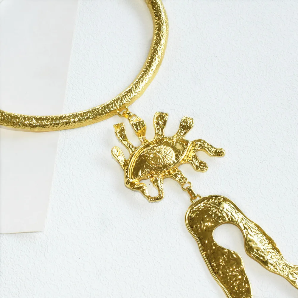 Surrealistische Halskette mit geometrischem Anhänger aus Metalllegierung in Form von Augen und Nase für Damen, übertriebener Markenschmuck, Statement-Accessoire – Detail 8