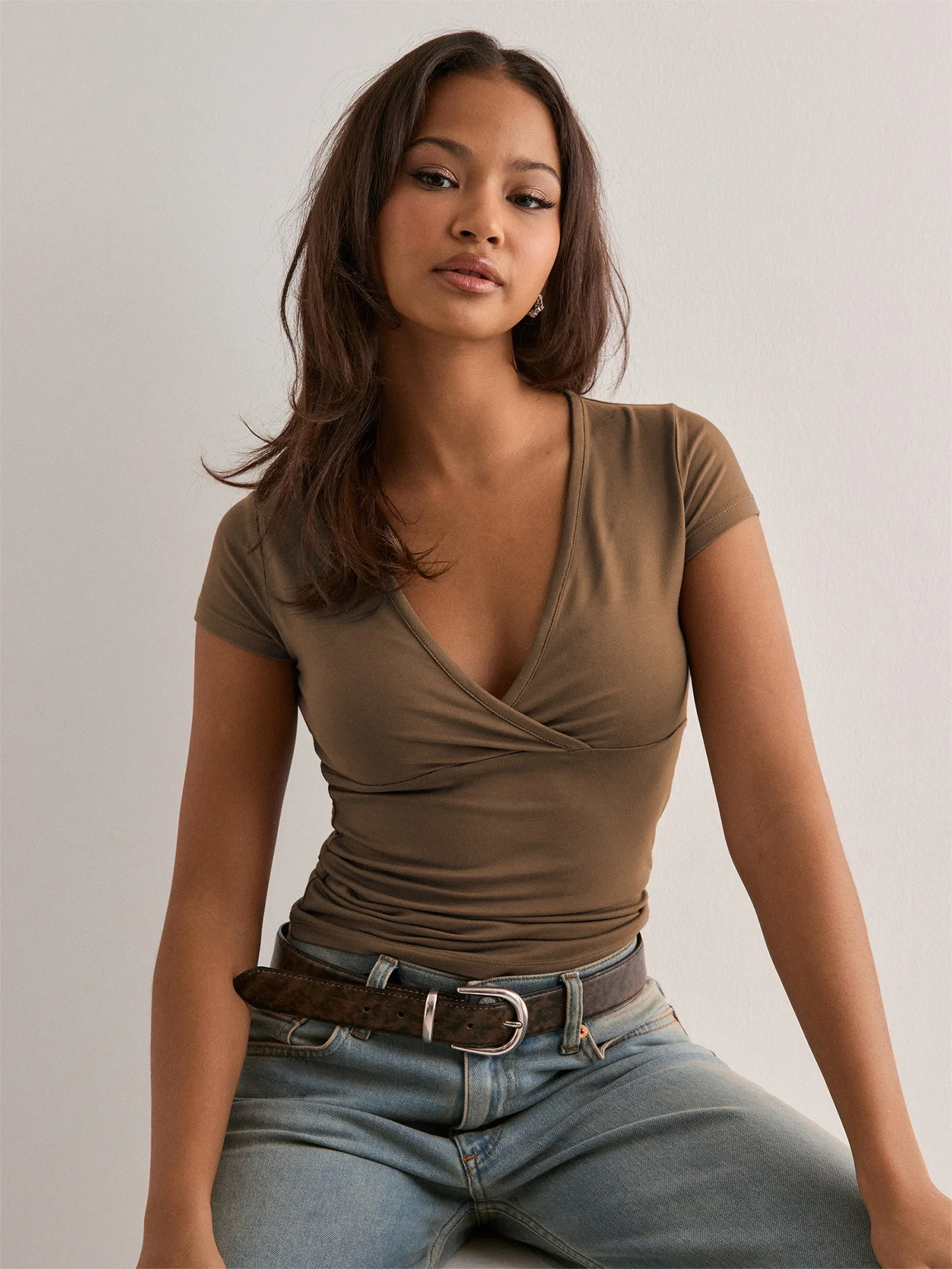 2025 style transfrontalier nouveau style col en v profond couleur unie fermeture à la taille et coupe ajustée et T-shirt à la mode printemps et été t