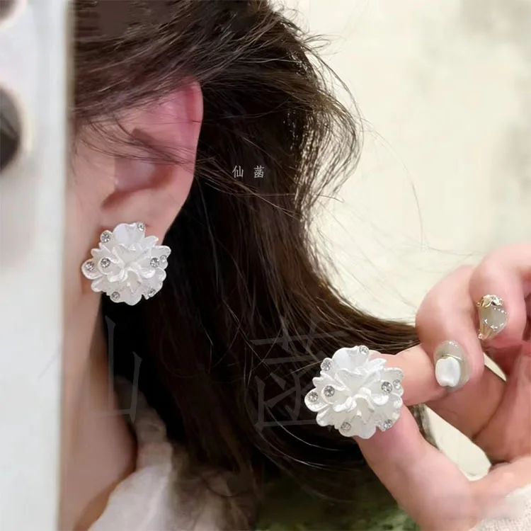 Subtle design sense Sophisticated feeling  Temperament Luxury with a touch of elegance Flower Set with diamonds Alloy Earring