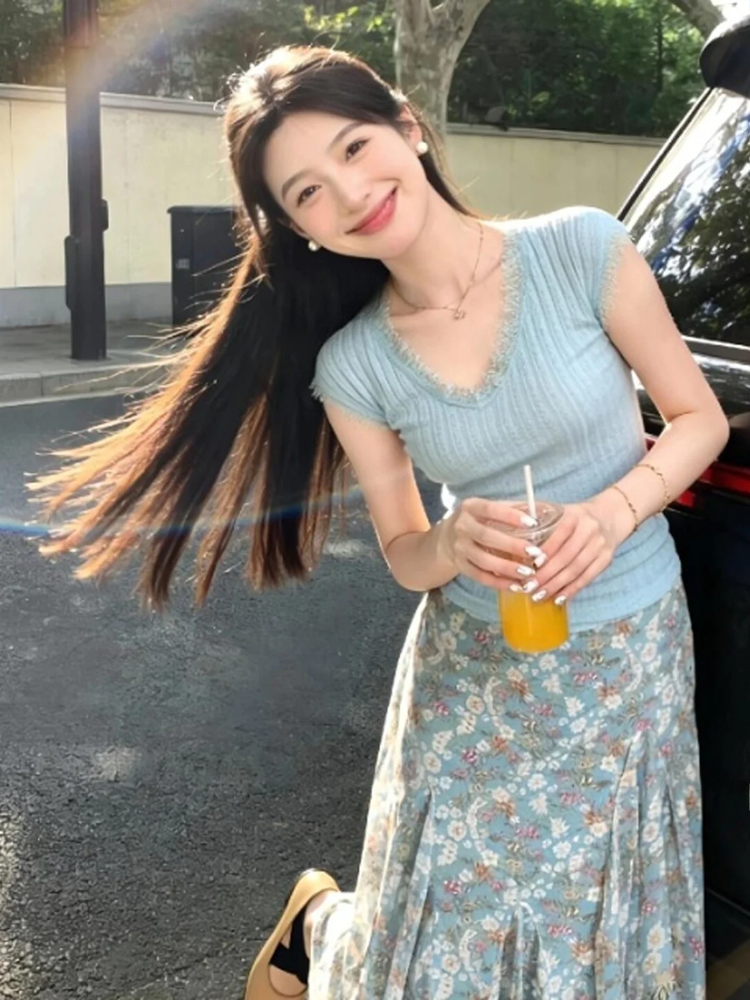 

Нежный Ветерок: Уникальный Красивый Комплект из Топа с V-образным Вырезом и Цветочным Принтом и Юбки, Двойной Набор для Летнего Образа 2026, Женский Модный Комплект