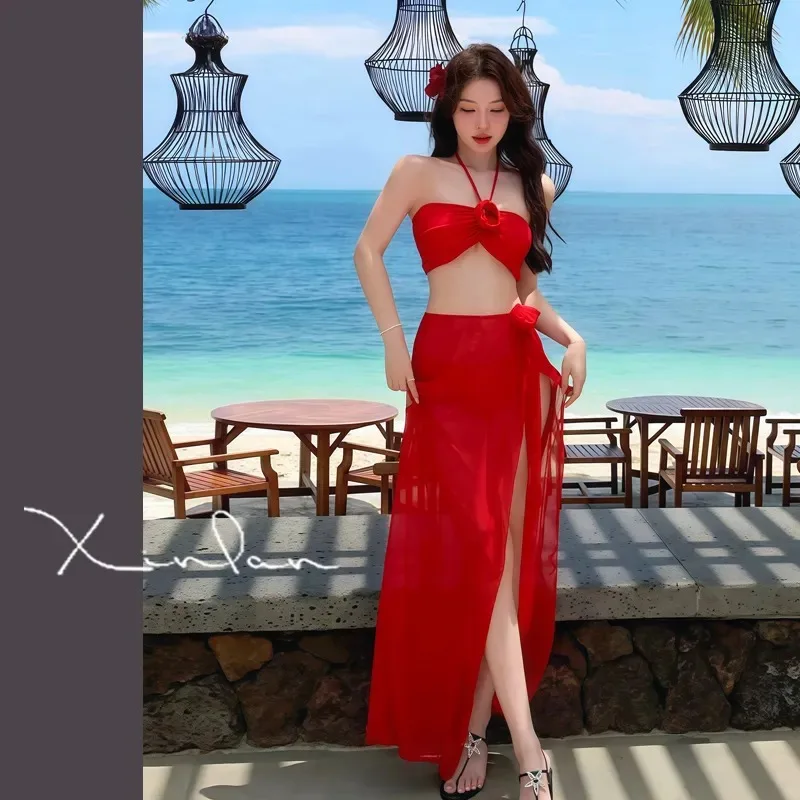 

Женский комплект бикини из 3 предметов: топ-халтер с красными розами, юбка из прозрачной сетки с высоким разрезом, купальник