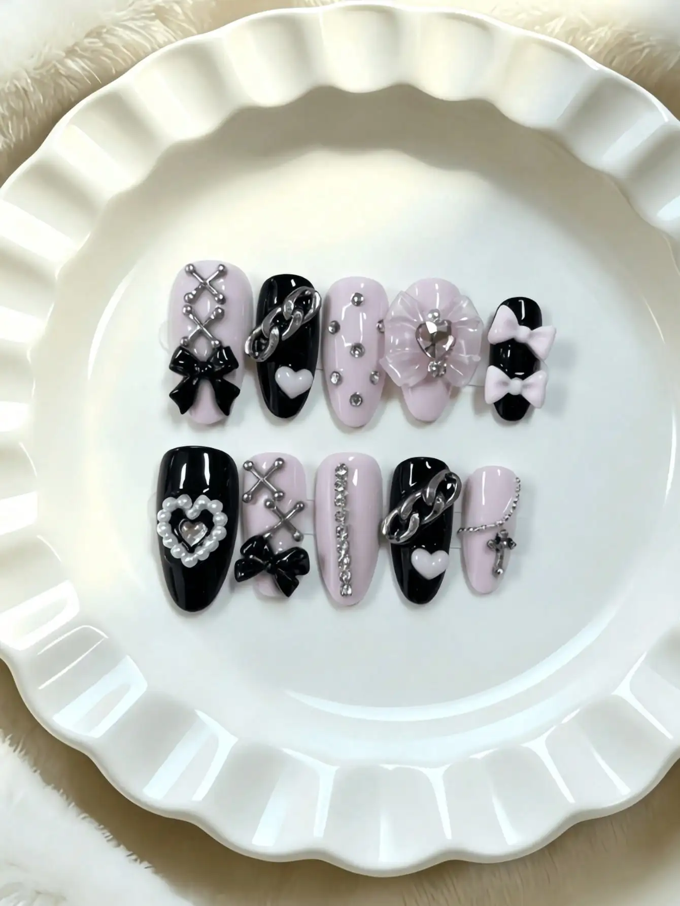 10 Pieces of Almond-Shaped Medium-Length Black and Pink Contrasting Color Fake Nails, in a Sweet and Cool Subculture Style, Featuring Metal Chains, 3D Bowknots, and Heart-Shaped Rhinestones, with Black and Pink Contrasting Colors and Metal Decoration Techniques, Suitable for Stylish Girls and Trendy Women, Perfect for Music Festivals, Street Outings, and Niche Parties, Comes with Jelly Glue and Nail File
