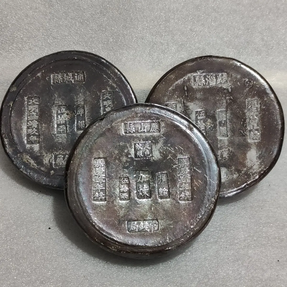 Qing Dynasty round Wu Shi two big ingots, fifty taels solid foot weight, the words on it randomly send antique honeycomb bottom
