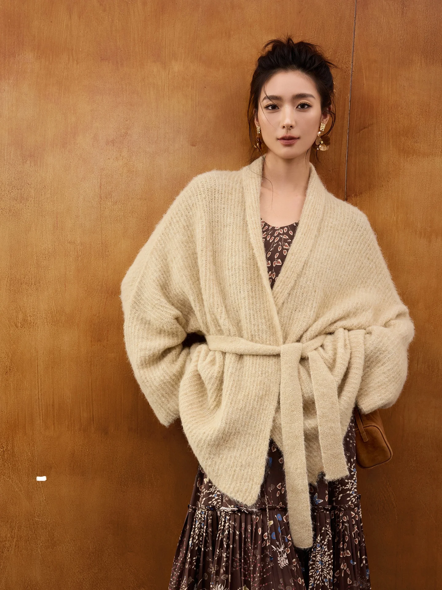 

Женский шерстяной кардиган Jiancha 25 Winter "YongHua" свободного кроя с V-образным вырезом и длинными рукавами, цвет молочного чая, в стиле Lazy Luxury