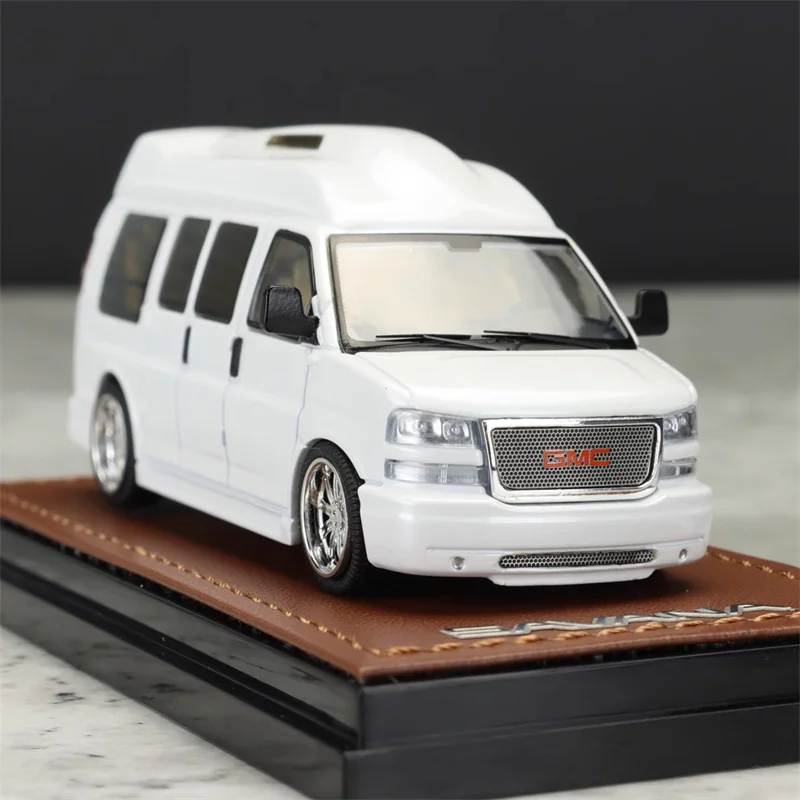 

GOC 1:64 GMC SAVANA Business RV White Diecast Model Car