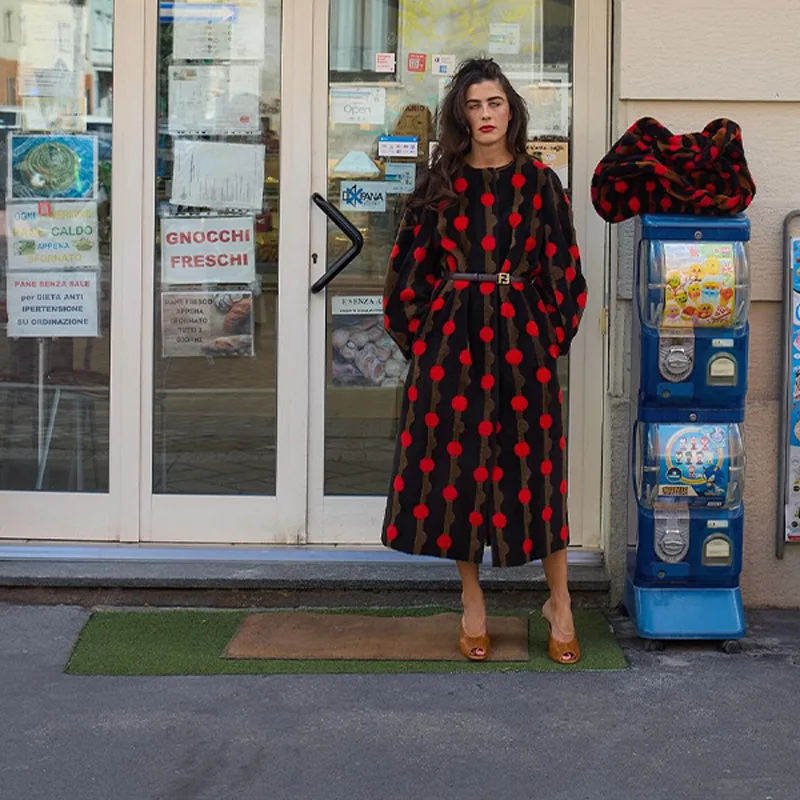 

Осень-зима 2025 г., новое черное, красное, в горошек, с круглым вырезом и поясом, тонкое длинное платье, женское элегантное темпераментное платье