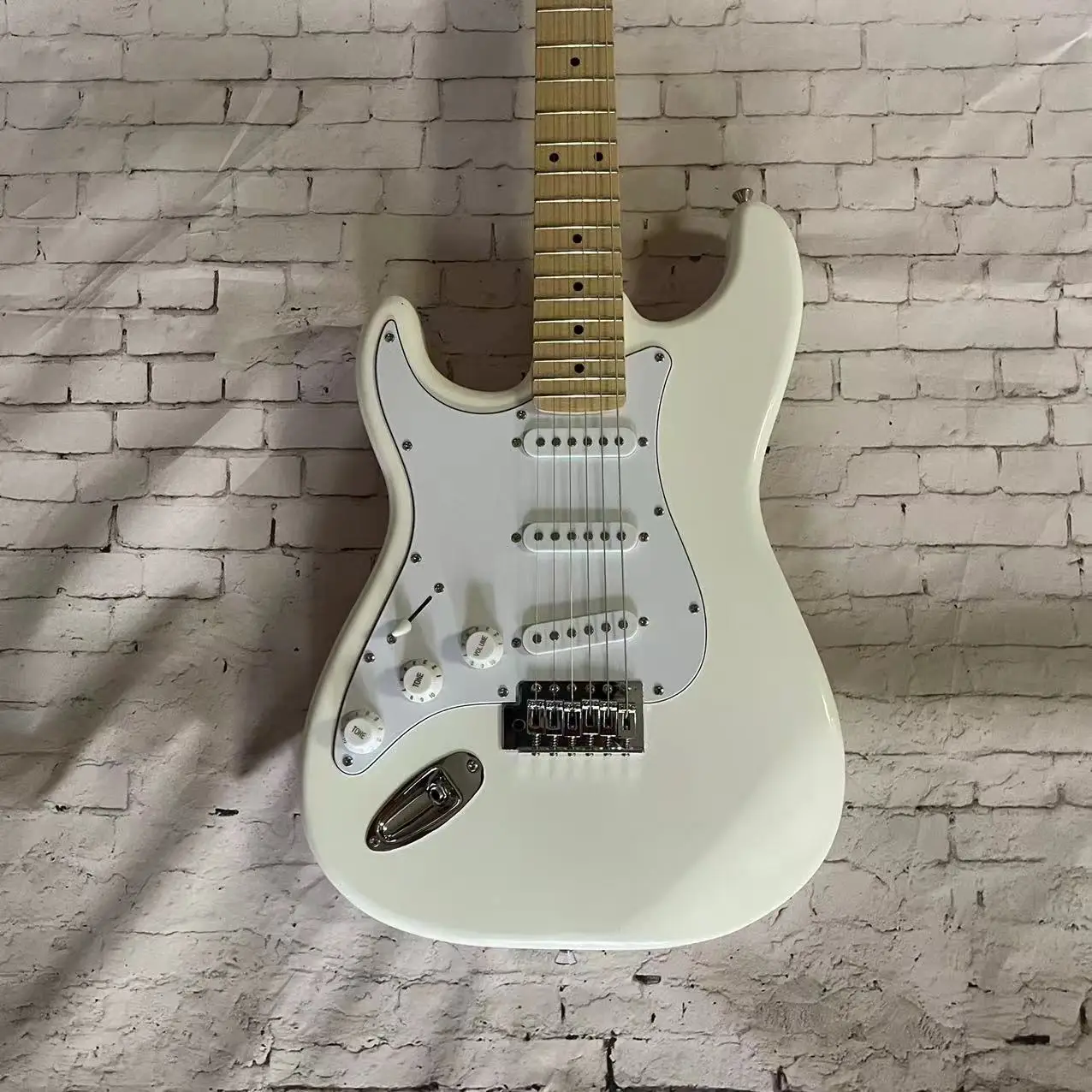 In stock, 6-chord ST left-handed electric guitar, white body, with real shipping pictures. Order and ship immediately