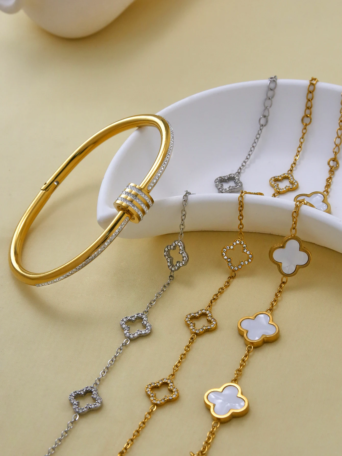 Acero inoxidable coreano ligero de lujo para personas mayores con círculo de diamantes, trébol de cuatro hojas, pulsera hueca de flores de cuatro hojas para mujer