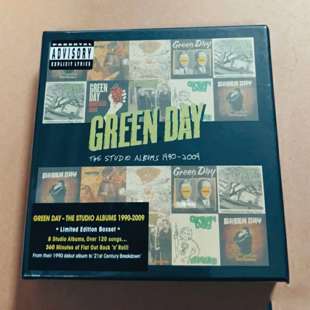 

CD The Studio Albums 1990-2009 Fully Includes All 8 Studio Albums By The American Punk Rock Legends Green Day From 1990 To 2009.