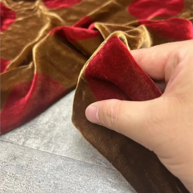 Nuevo tejido estampado de seda y terciopelo para un elegante vestido de traje.