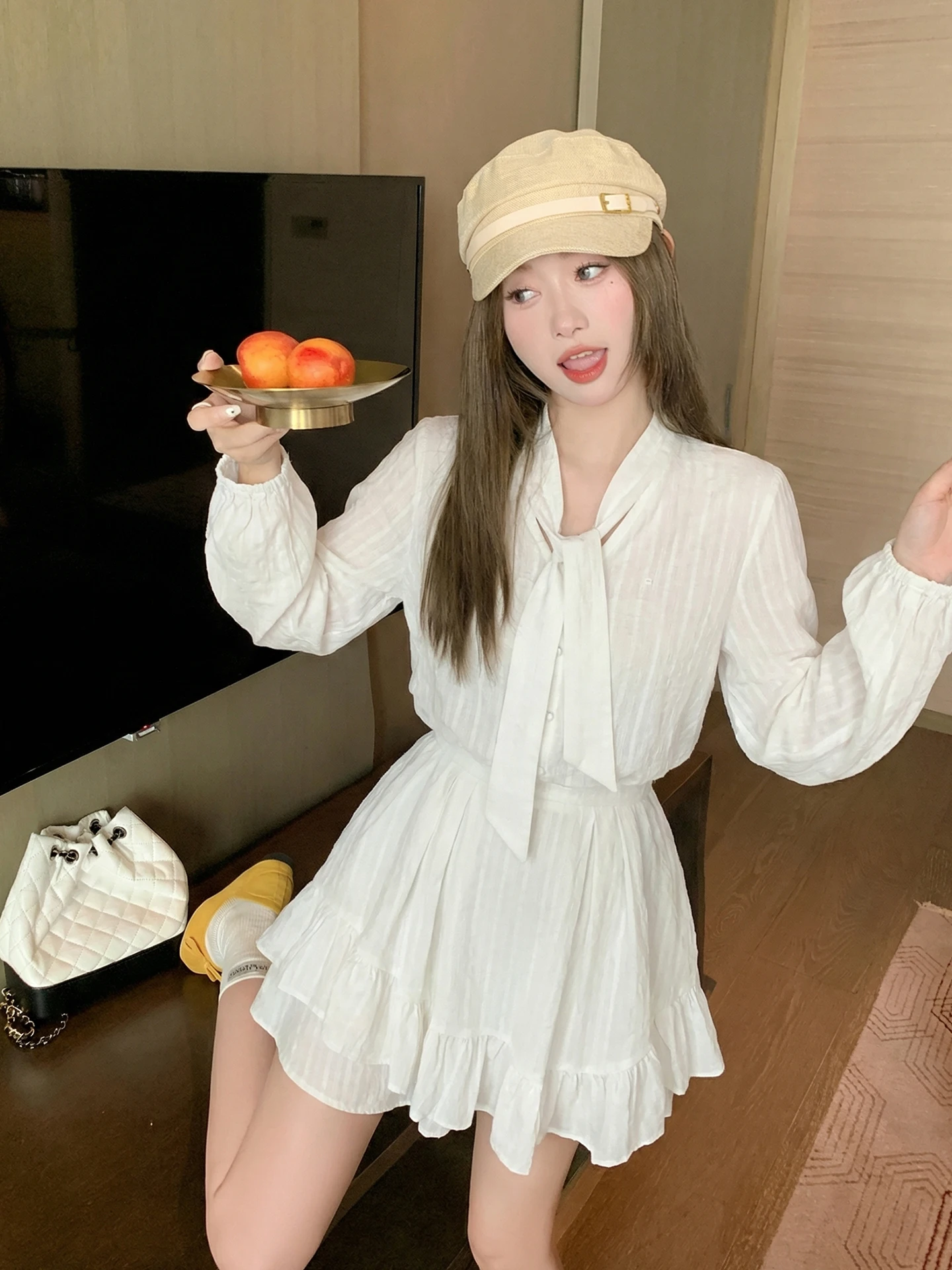 

Новая женская короткая юбка Zeng Xiao Salt Korean Sle Long Sve V-Ne White Dr с V-образным вырезом, весенняя, с эффектом утяжки талии и стройнящим дизайном