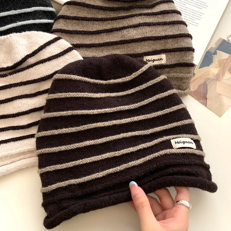 Japanische Retro-Streifenmütze mit Buchstaben-Aufkleber, Stoffmütze mit gerolltem Rand, gestrickte Mütze für Herren und Damen, Winter-Ohrschutz, Skull-Beanie-Mütze – Detail 6