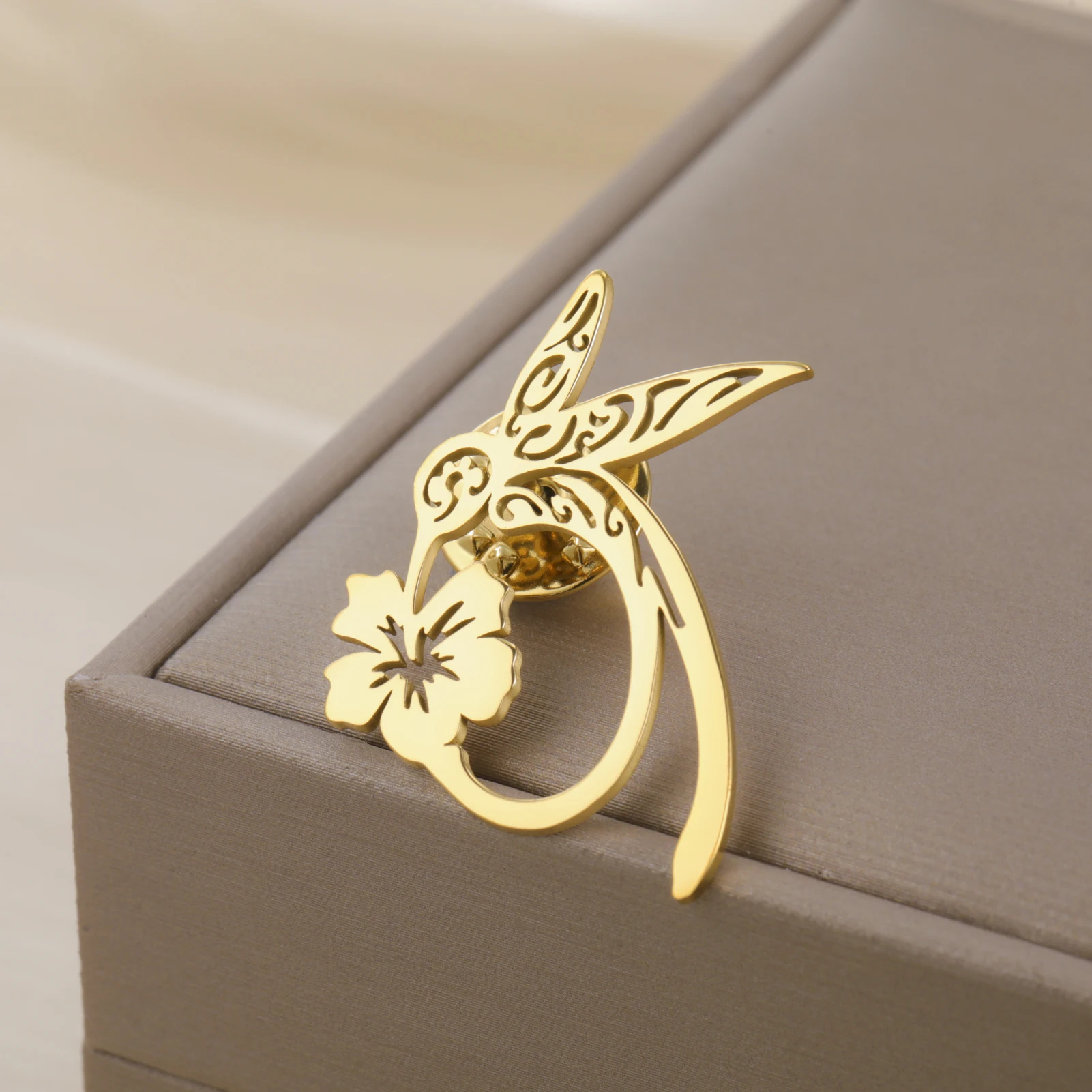 Skyrim Kolibri Blume Anstecknadel Brosche Damen Edelstahl Gold Farbe Mode Tier Anzug Abzeichen Zubehör Geburtstagsgeschenk