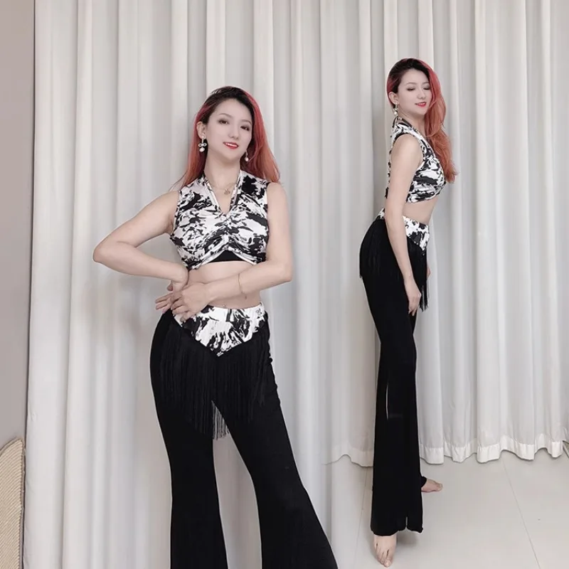 

Индивидуальный костюм для танца живота с черно-белым жилетом с принтом и брюками с бахромой с цветными блоками, универсальная вдохновляющая модальная танцевальная одежда