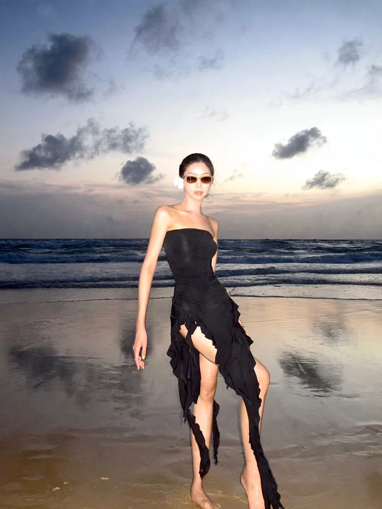 فستان نسائي مثير بدون حمالات مكشوف الأكتاف متوسط الطول مع حافة كشكش فستان على طراز سبليت لصيف 2025 فستان حفلات بقصة ضيقة