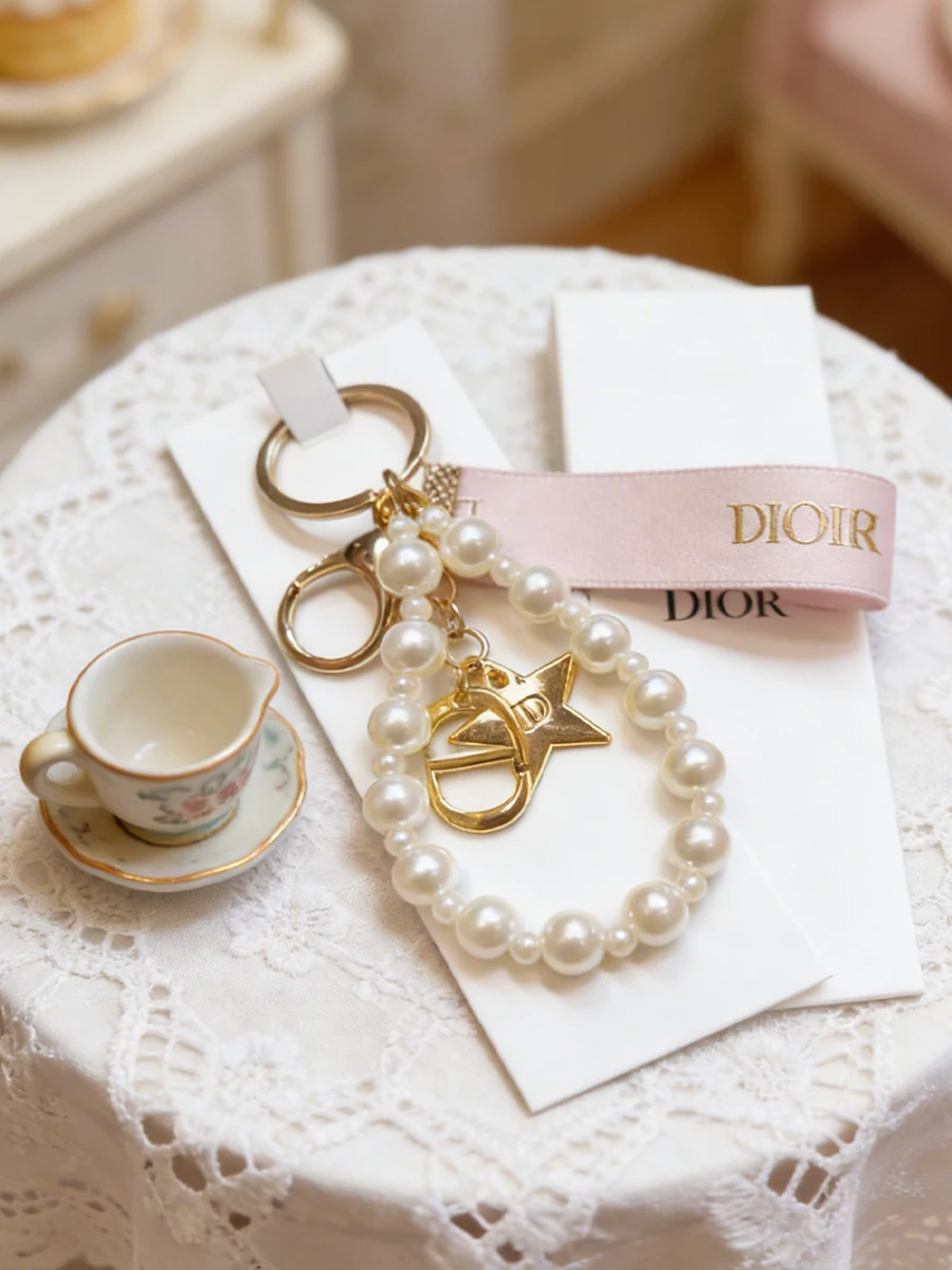 Luxury Bags Dior - Luksusowy breloczek Dior z perłową różową