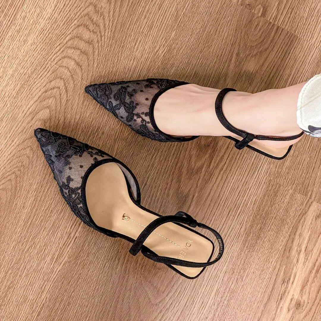 Schwarze Spitze, florale französische Spitze, geschnitzte, rückenfreie High Heels, spitze Zehenpartie, geschlossene Zehenpartie, dünner Absatz, modische Schuhe, Einzelschuhe im Feen-Stil