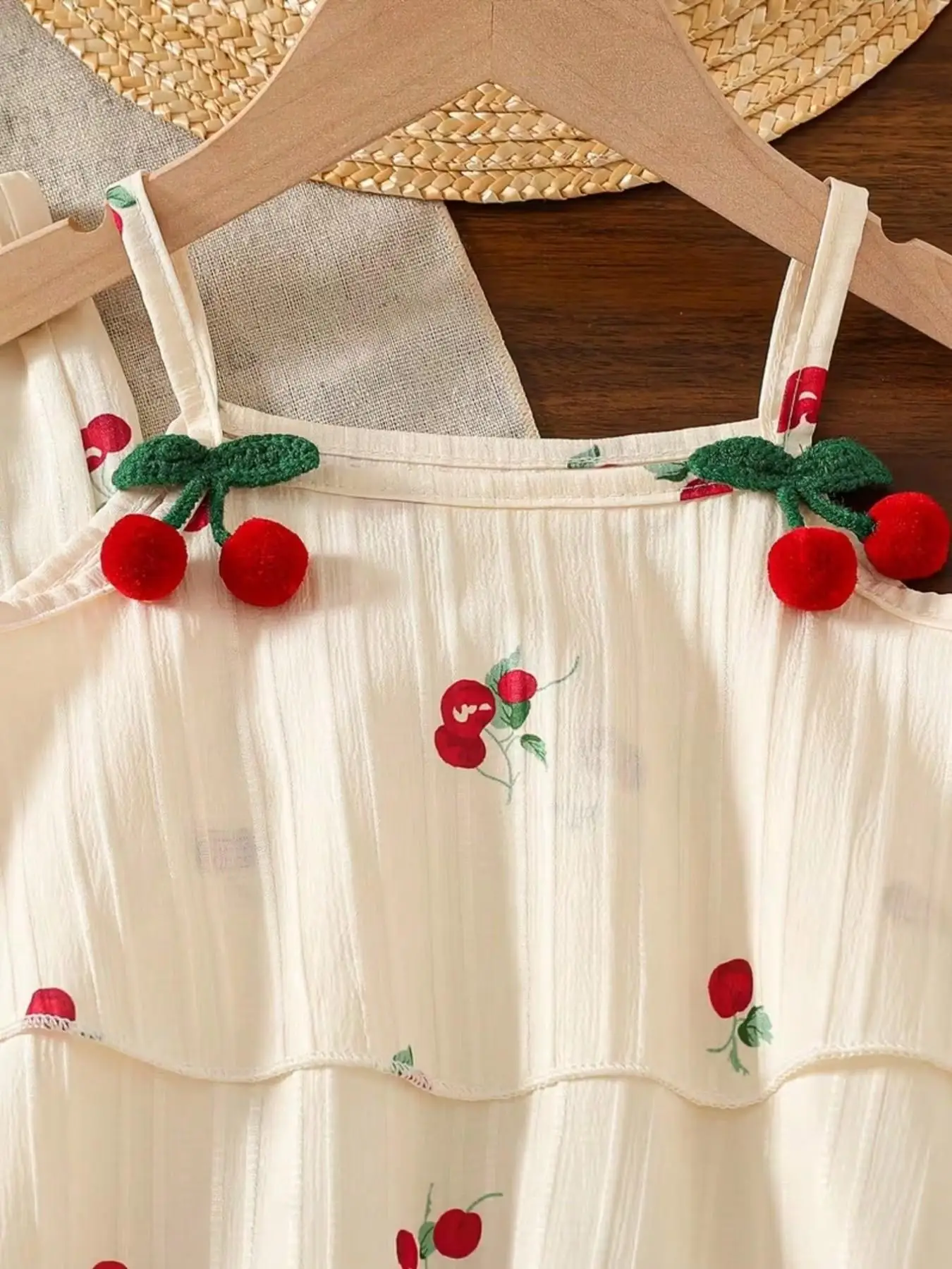 Mädchen Sommer-Set mit cremefarbenem Kirsch-Print, Neckholder-Top, niedliches Blumenmuster, schmale Passform, perfekt für den Alltag, Schule, Familienausflüge, Parkspaziergänge. – Detail 4